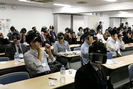 2018年11月、一般社団法人日本整形内科学研究会の学術集会でのＶＲ遠隔教育体験会の様子